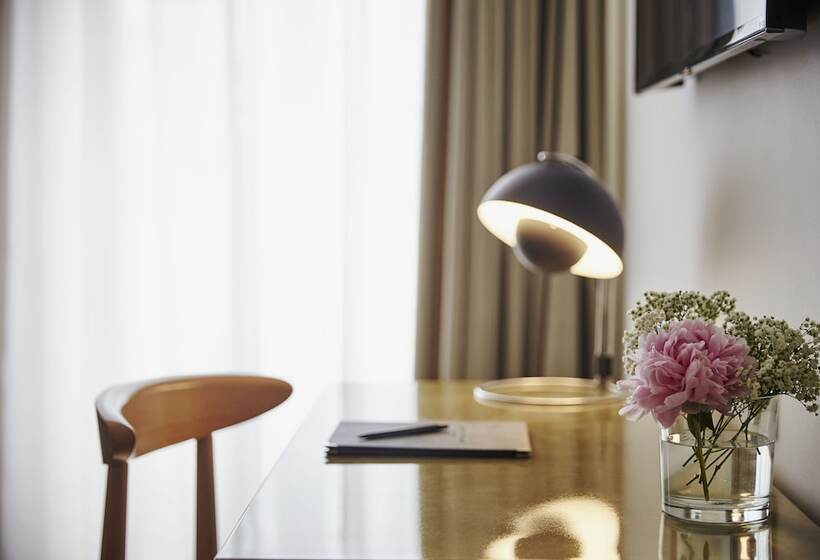 غرفة تنفيذية, 9hotel Republique