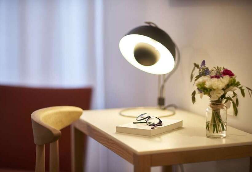 غرفة تنفيذية, 9hotel Republique