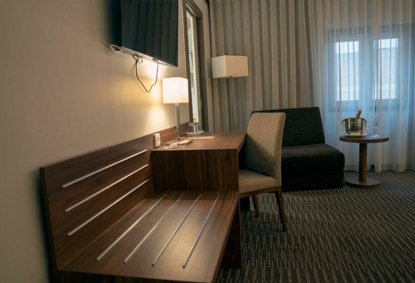 غرفة قياسية ثلاثية, The One Grand Hotel da Póvoa