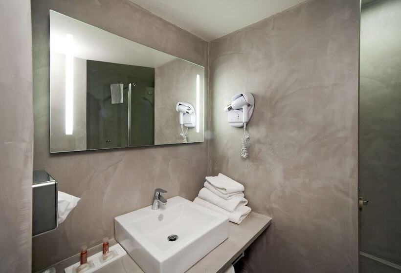 חדר משפחתי, Le Cardinal Rueil Centre