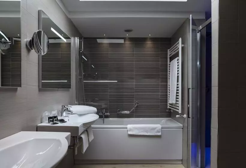 اتاق خانوادگی, Smart Hotel Holiday