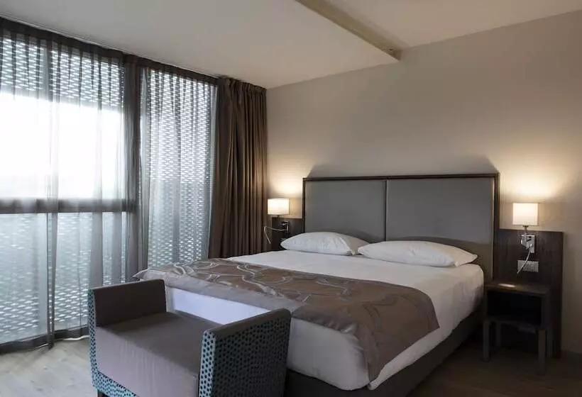 اتاق خانوادگی, Smart Hotel Holiday