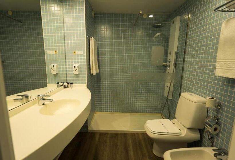 غرفة قياسية ثلاثية, The One Grand Hotel da Póvoa