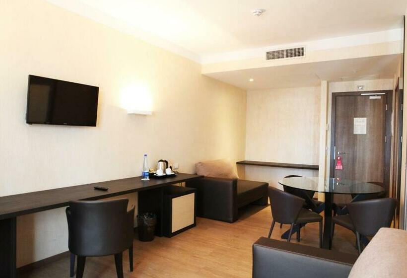 اتاق استاندارد چهارنفره با بالکن, Warmthotel
