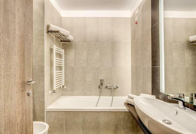 חדר סטנדרט לשלושה, Warmthotel
