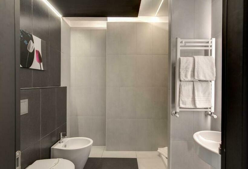 חדר סטנדרט לשלושה, Warmthotel