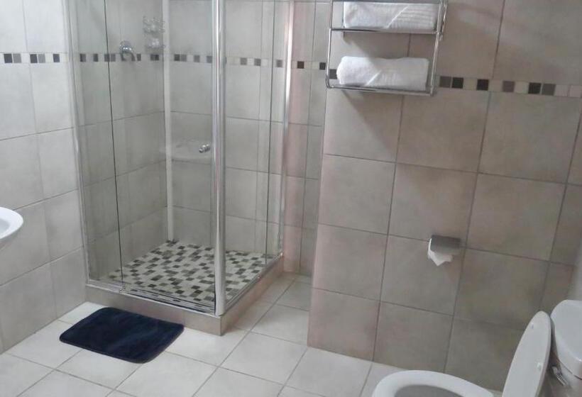 이그제큐티브 트리플, Villa Strada Guesthouse