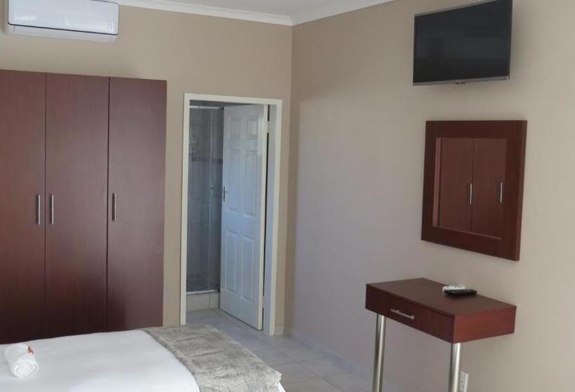 חדר אקזקיוטיב לשלושה, Villa Strada Guesthouse