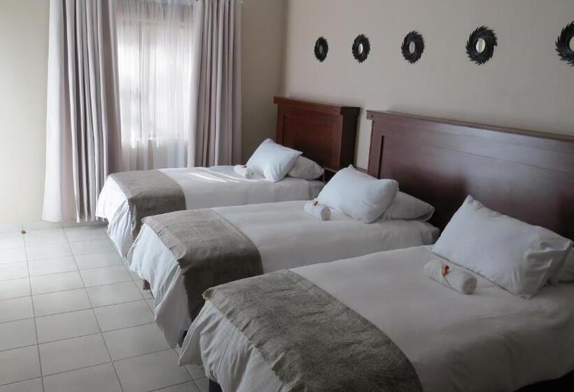 이그제큐티브 트리플, Villa Strada Guesthouse