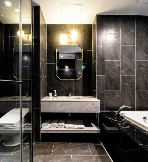 Camera Deluxe Vista Mare, The Brain