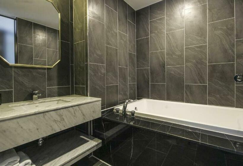 Camera Deluxe Vista Mare, The Brain