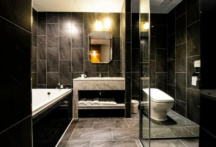 Camera Deluxe Vista Mare, The Brain