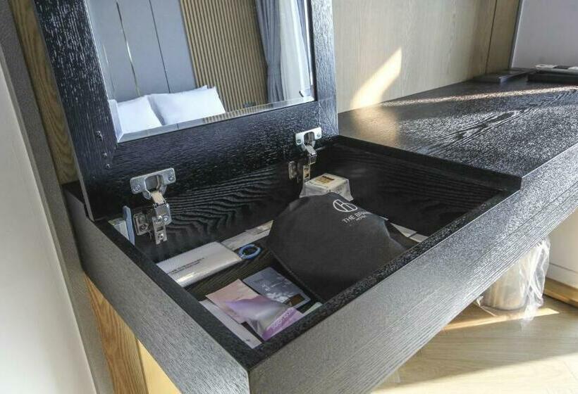 Camera Deluxe Vista Mare, The Brain