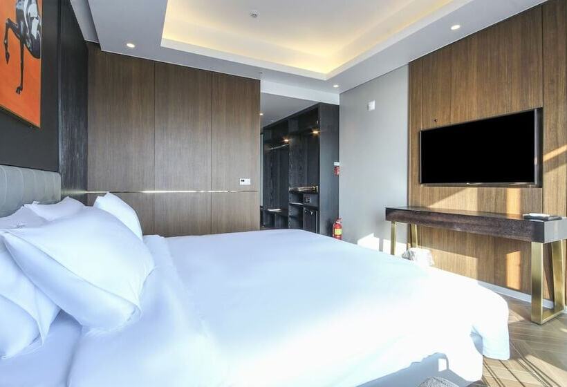 Camera Deluxe Vista Mare, The Brain