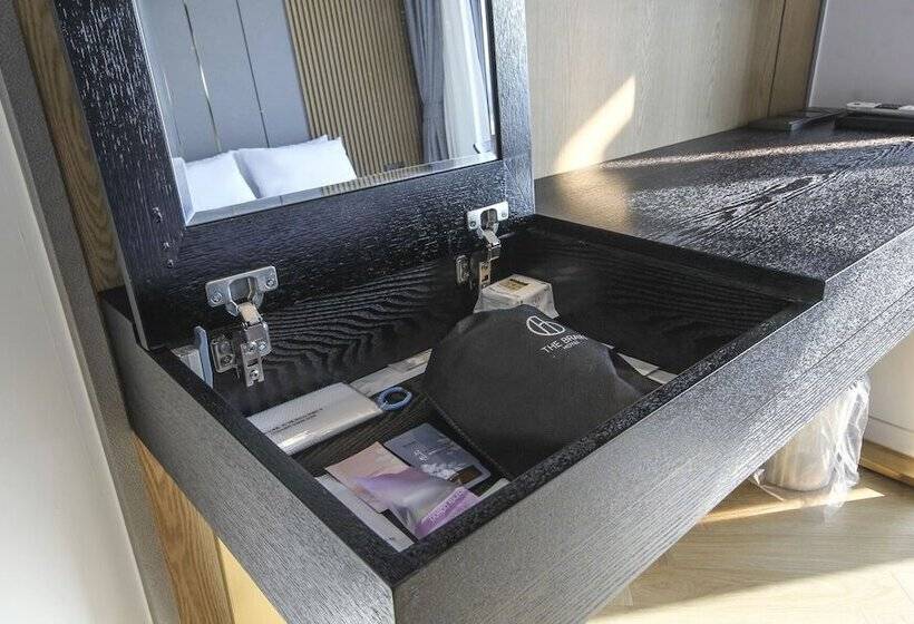 Camera Deluxe Vista Mare, The Brain