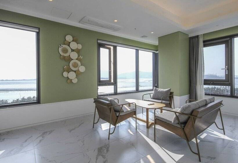 Suite Vista Mare, The Brain