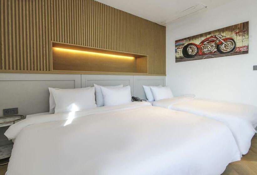 Suite Vista Mare, The Brain