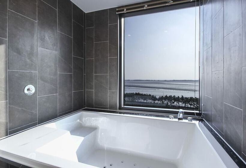 Suite Vista Mare, The Brain