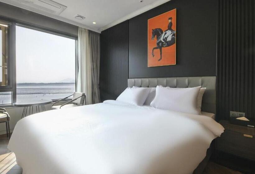 Camera Deluxe Vista Mare, The Brain