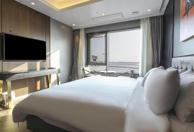 Camera Deluxe Vista Mare, The Brain