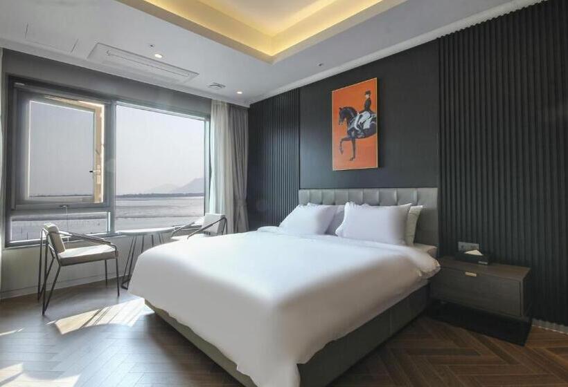 Camera Deluxe Vista Mare, The Brain