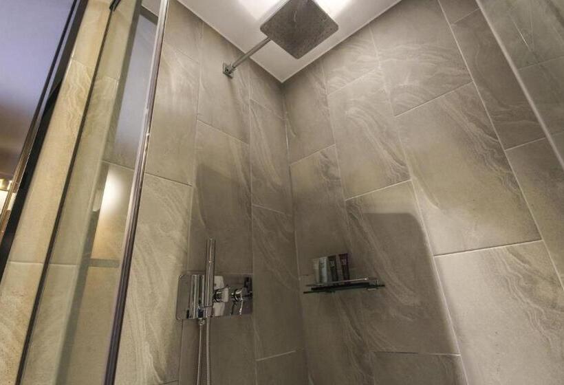 Camera Superiore Vista Mare, The Brain