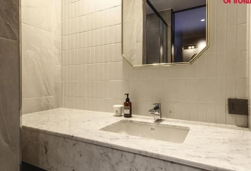 Camera Superiore Vista Mare, The Brain