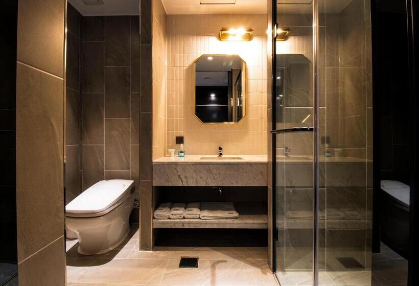 Camera Superiore Vista Mare, The Brain