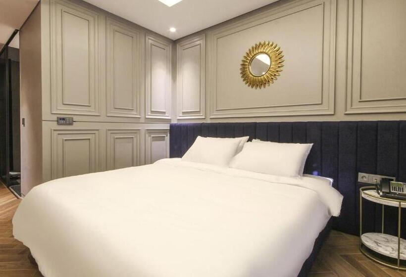 Camera Superiore Vista Mare, The Brain