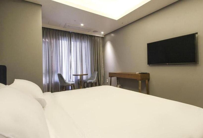 Camera Superiore Vista Mare, The Brain