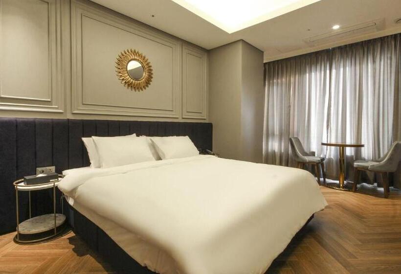 Camera Superiore Vista Mare, The Brain