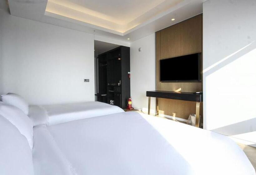 Camera Deluxe Vista Mare, The Brain