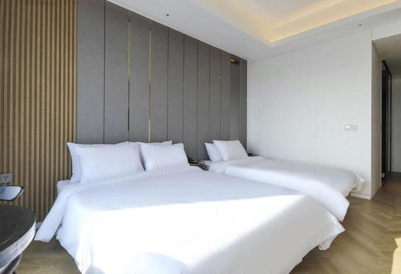 Camera Deluxe Vista Mare, The Brain