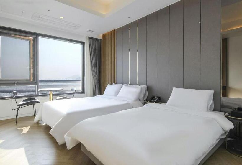 Camera Deluxe Vista Mare, The Brain