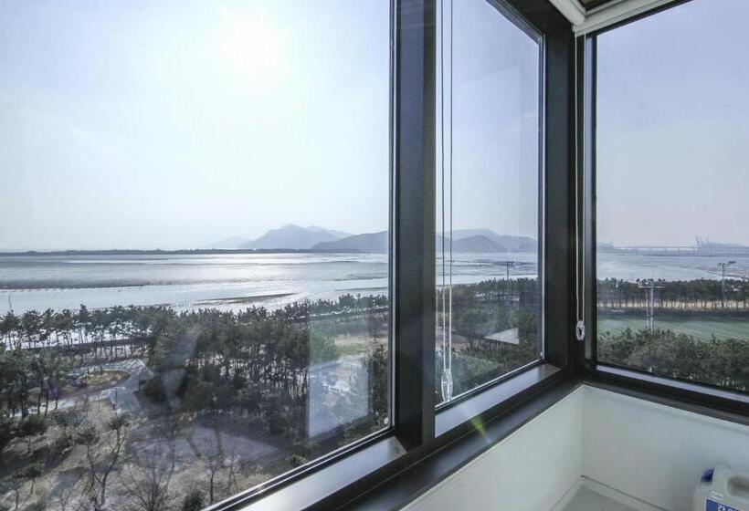 Suite Vista Mare, The Brain