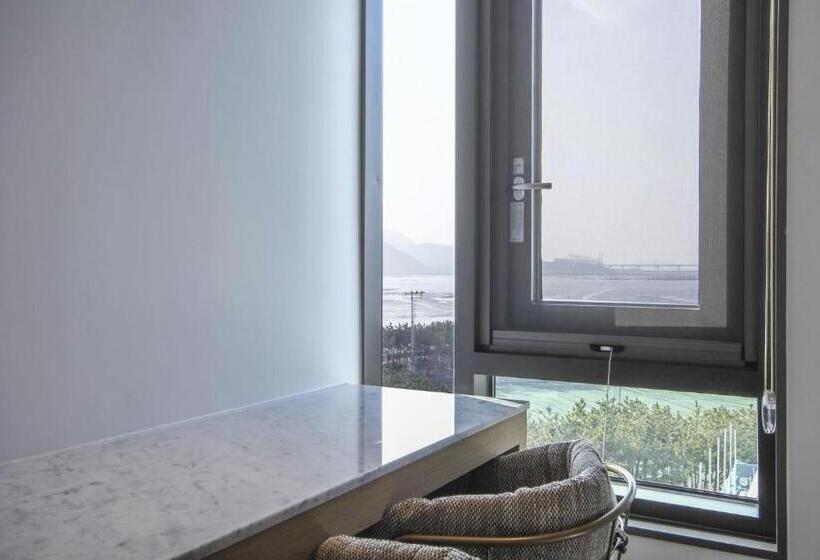 Suite Vista Mare, The Brain