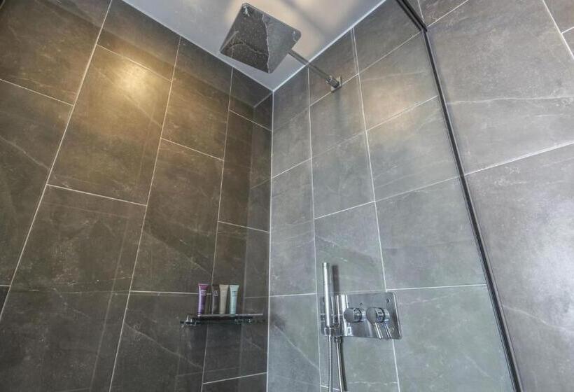 Suite Vista Mare, The Brain