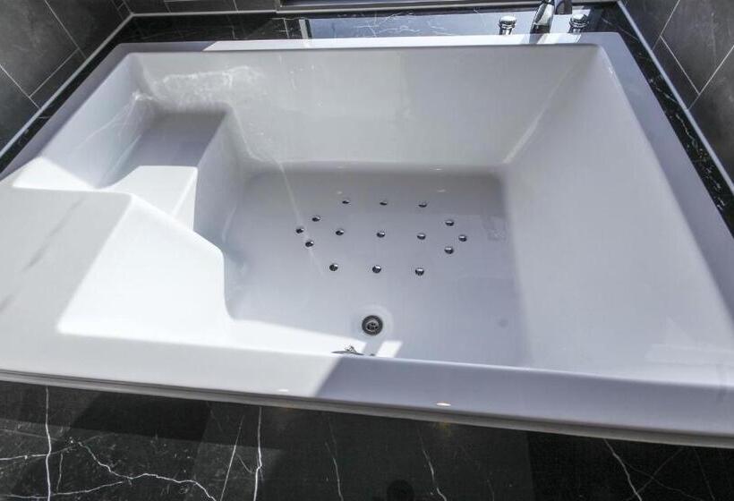 Suite Vista Mare, The Brain