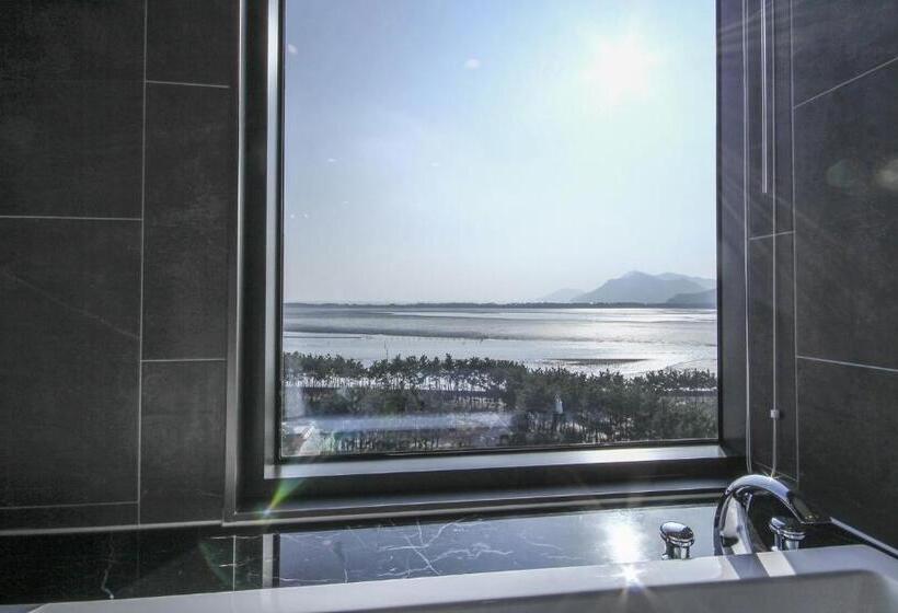 Suite Vista Mare, The Brain