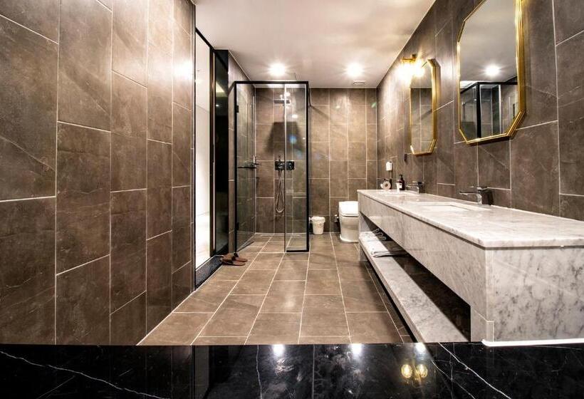 Suite Vista Mare, The Brain