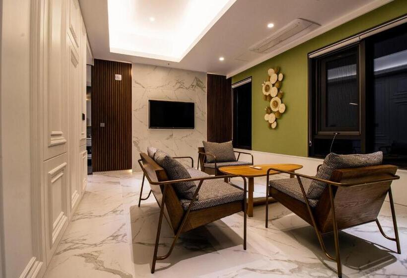 Suite Vista Mare, The Brain