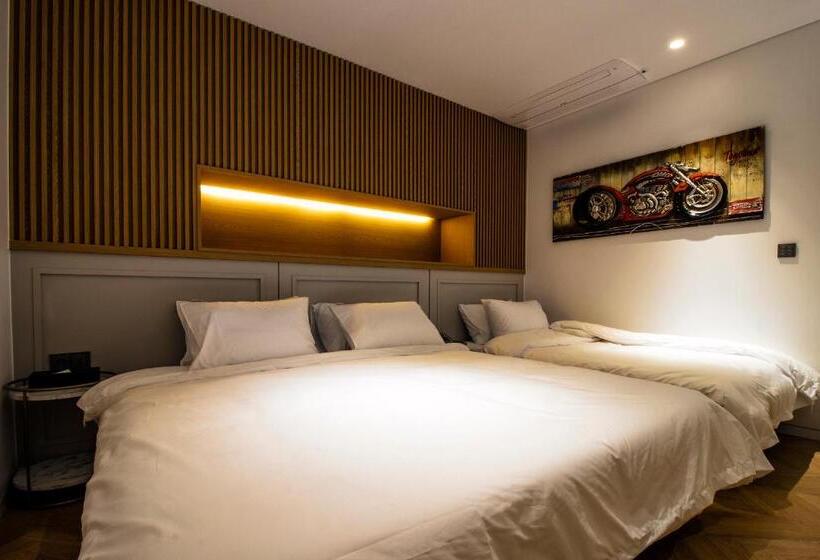 Suite Vista Mare, The Brain