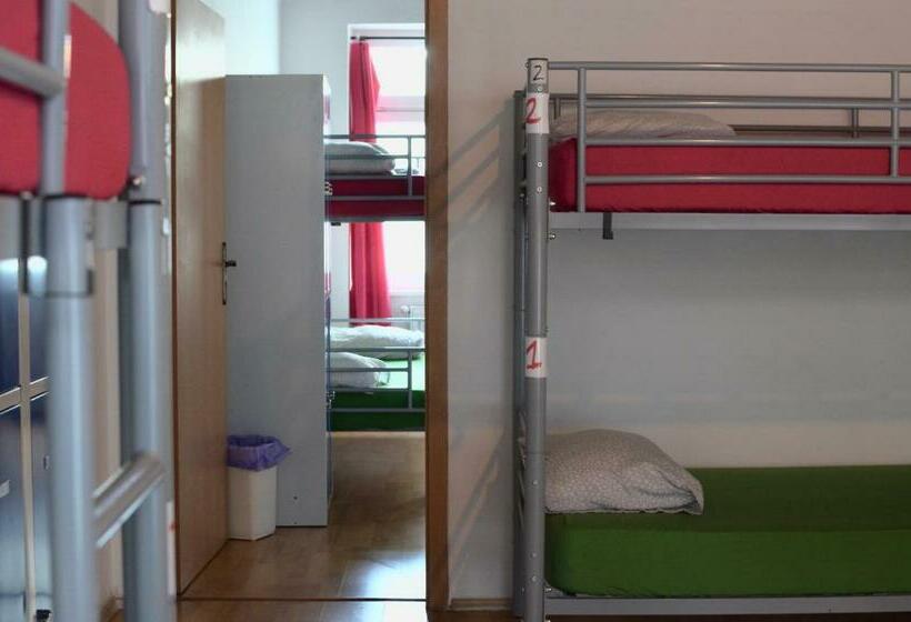 Łóżko we Wspólnym Pokoju, Urban Elephants Hostel