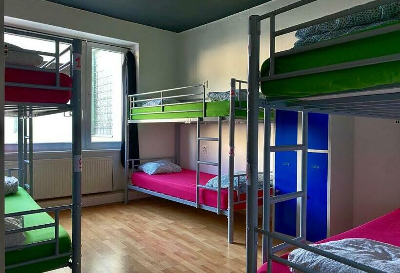 Łóżko we Wspólnym Pokoju, Urban Elephants Hostel