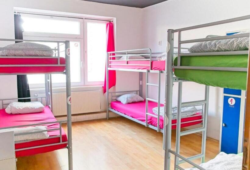 Łóżko we Wspólnym Pokoju, Urban Elephants Hostel