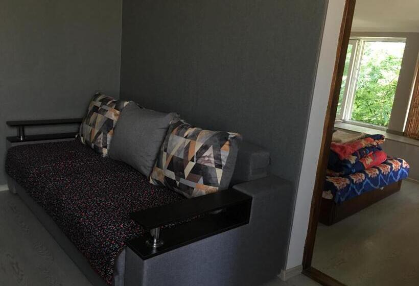 اتاق استاندارد چهارنفره با بالکن, міні готель бахус