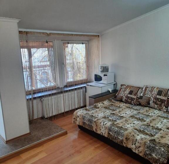 اتاق استاندارد چهارنفره با بالکن, міні готель бахус