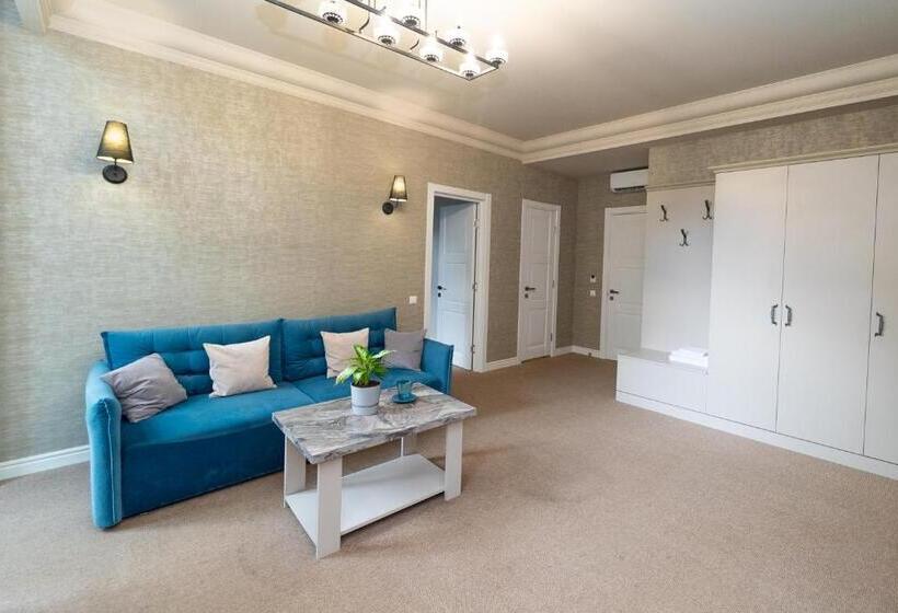 سوئیت با بالکن, Maner