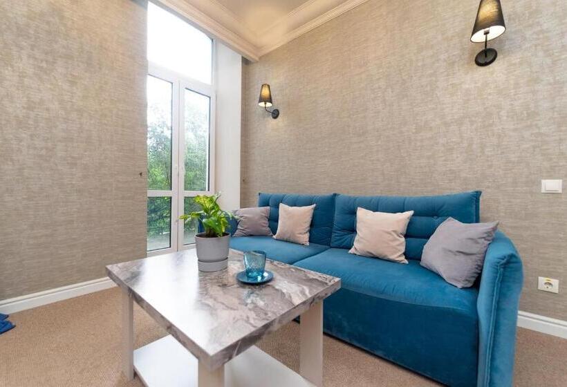 سوئیت با بالکن, Maner