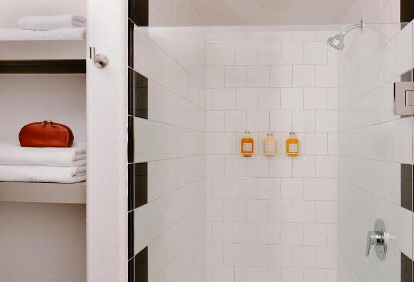 Standard-studio, Sonder At East 5th